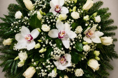 Álló koszorú fehér orchideával