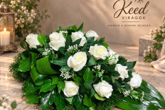 Elegáns sírcsokor fehér rózsával